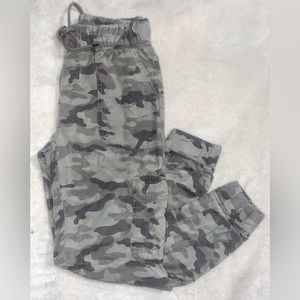 American Eagle Outfitters High-Waisted Drawstring Grey/Green Camo Baggy Joggers.